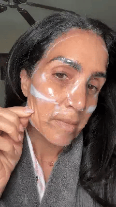 GIF mostrando cliente aplicando a máscara Bio Glass no rosto